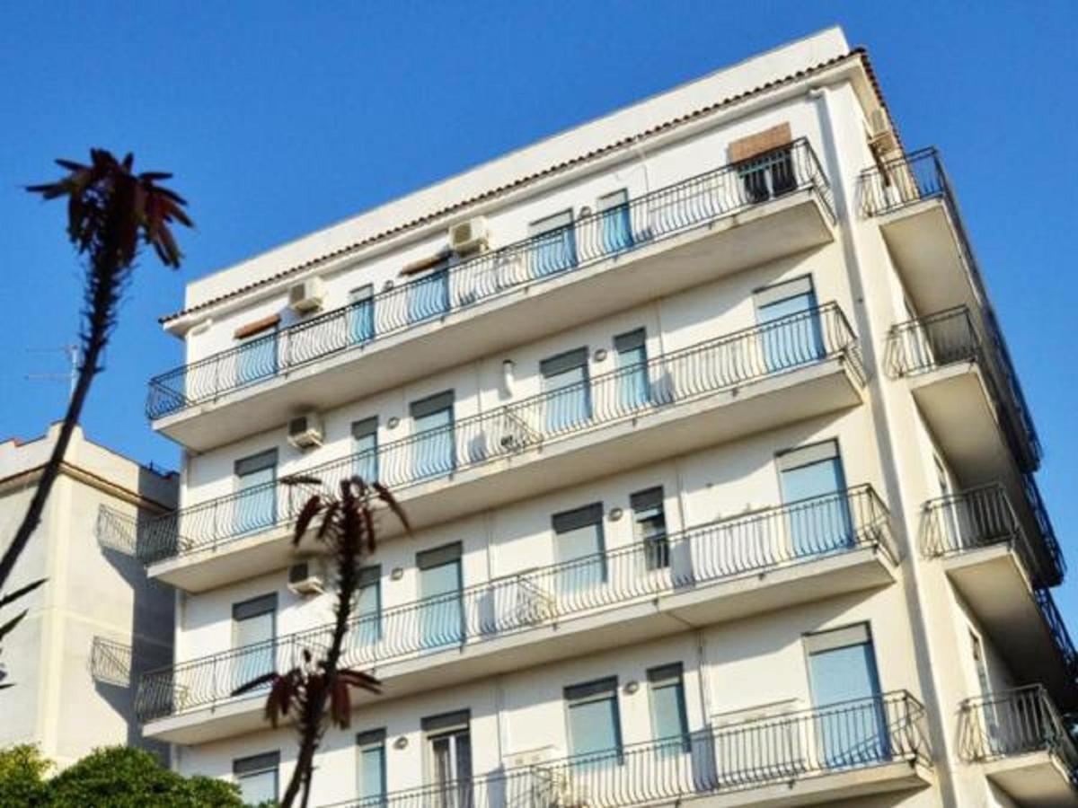 Gianni House Backpackers Hostel Giardini Naxos Ngoại thất bức ảnh
