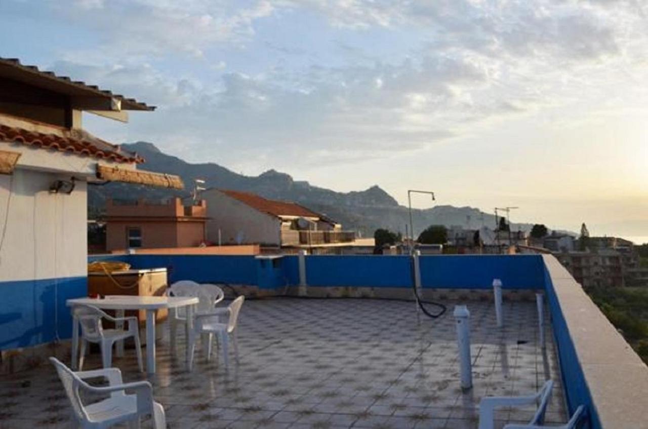 Gianni House Backpackers Hostel Giardini Naxos Ngoại thất bức ảnh