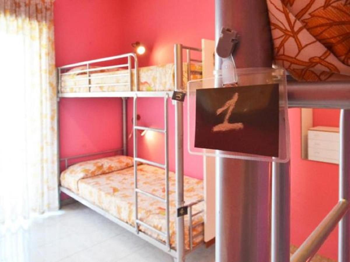 Gianni House Backpackers Hostel Giardini Naxos Ngoại thất bức ảnh
