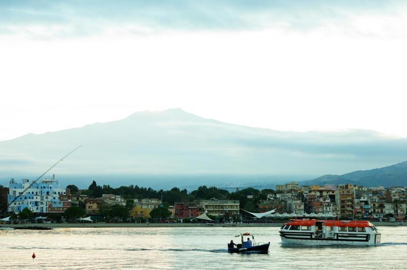 Gianni House Backpackers Hostel Giardini Naxos Ngoại thất bức ảnh